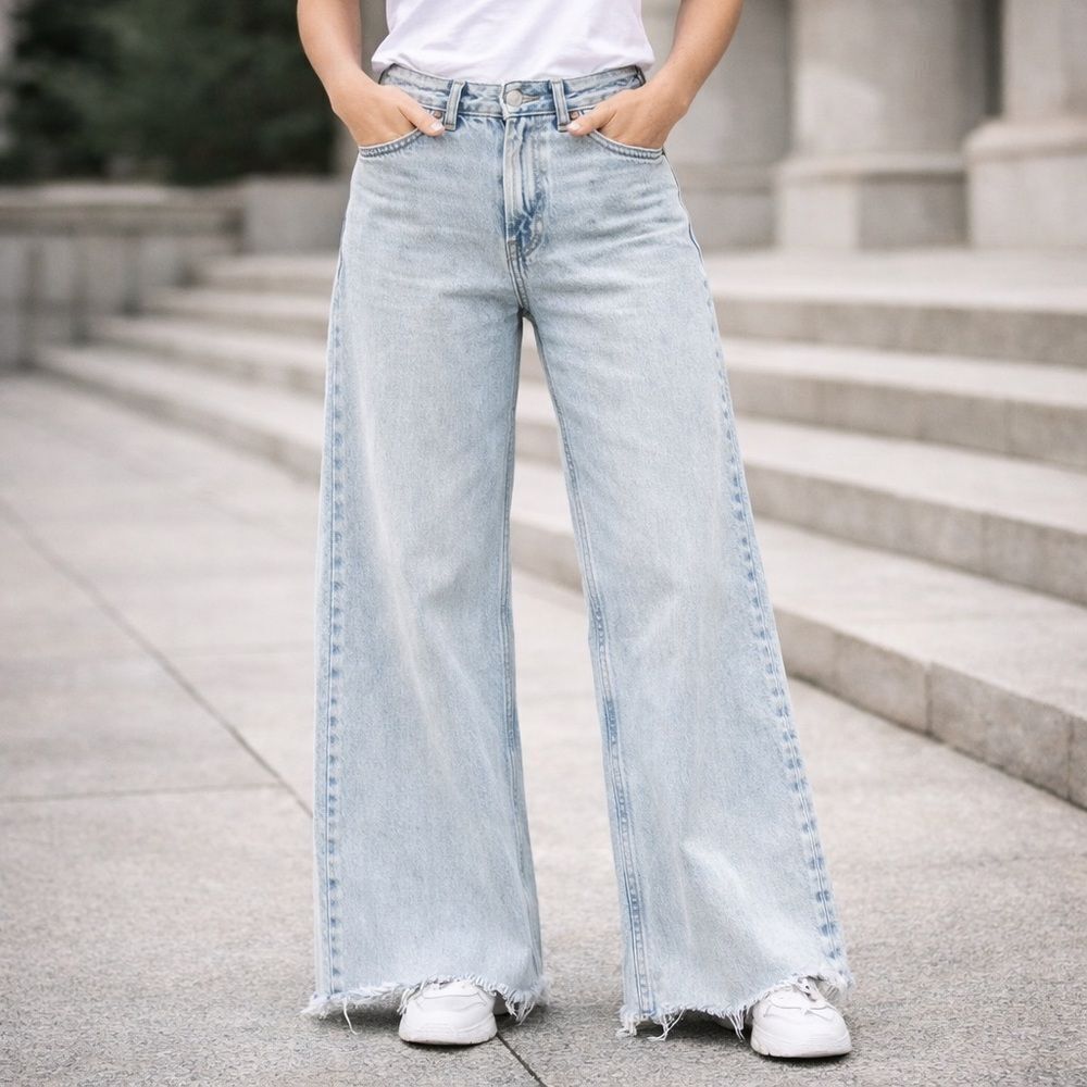Zara High Waist Extra Wide Leg Frayed Hem Light Wash Jeans 32”